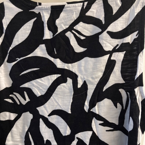 Chico's Black & White Geometric Pattern Top Size 1 (M) - Picture 5 of 7